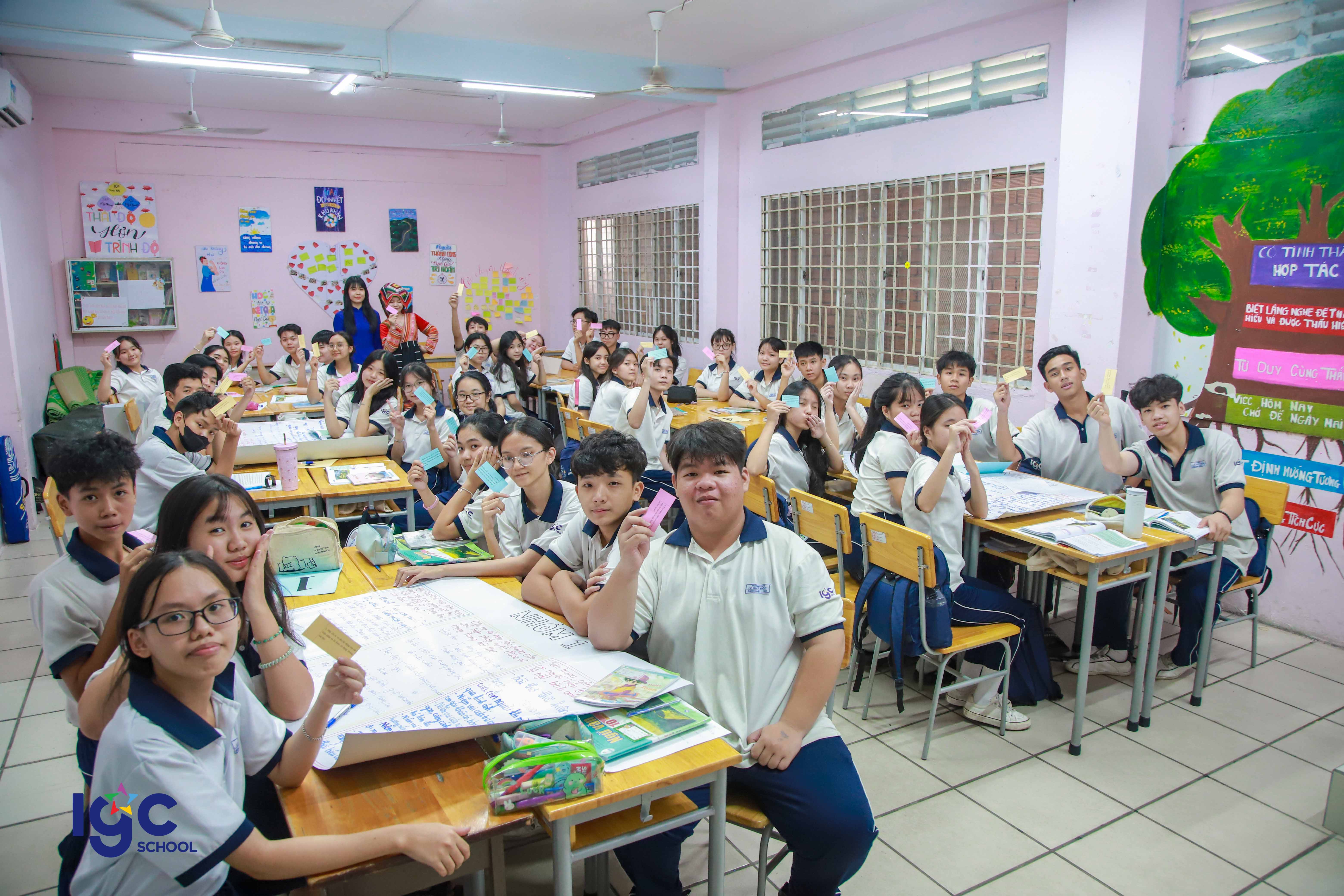 TIẾP CẬN TÁC PHẨM VĂN HỌC "CHIẾC THUYỀN NGOÀI XA" Ở GÓC NHÌN XÃ HỘI  VÀ ĐỌC HIỂU THƠ “MÙA HOA MẬN” VỚI GÓC NHÌN CỦA CHUYÊN GIA