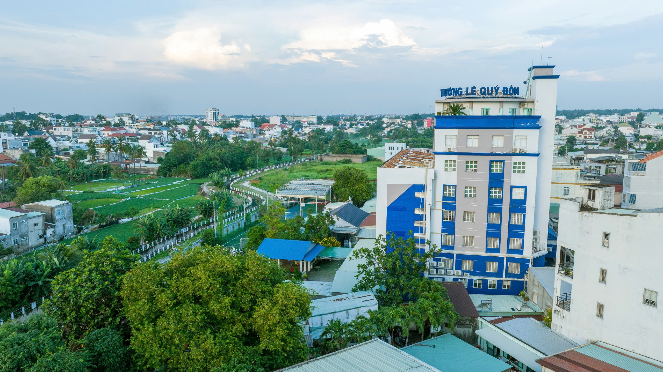 Chào mừng Quý phụ huynh và các em học sinh đến với trường THPT Lê Quý Đôn - Tân Mai.